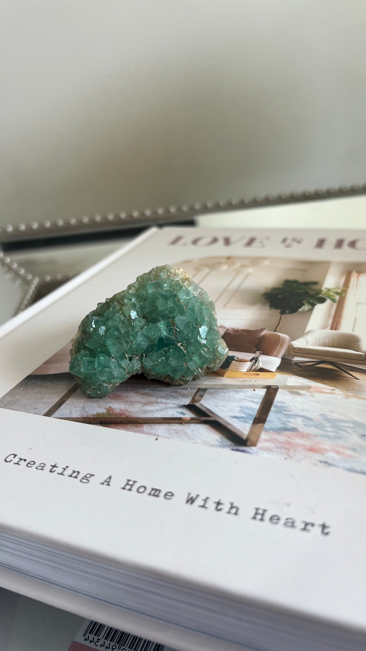 Tiny cubic fluorite formations